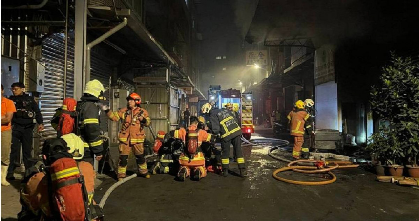 新北食品工廠起火竄惡臭黑煙　老闆18歲女兒受困嗆傷送醫