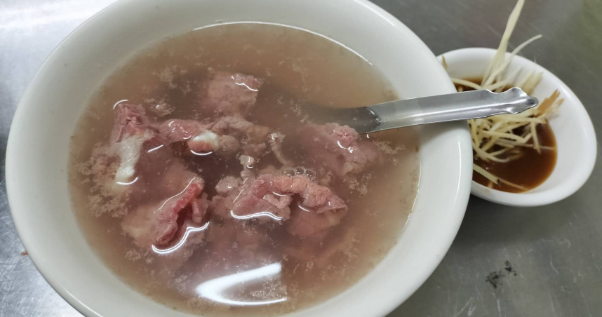 一名夏姓女子抱怨，店家疑似將「上等」的牛肉湯當「頂級」的賣，員工卻矢口否認。圖僅示意，非當事牛肉湯店。（示意圖／photoAC）