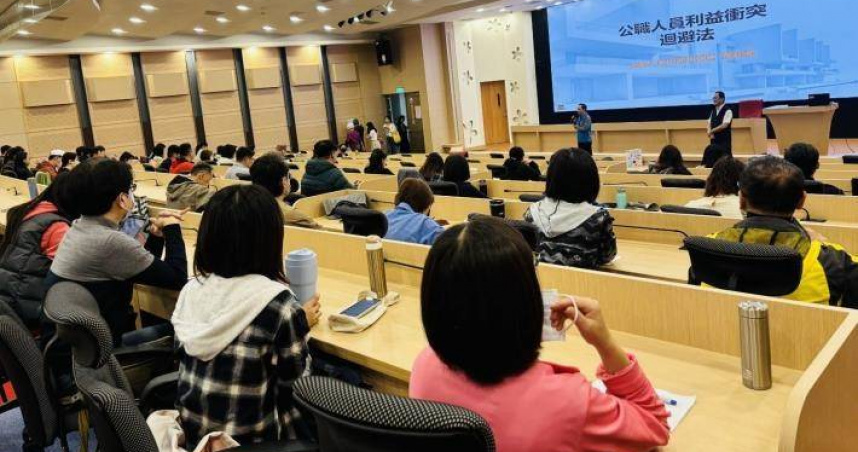 苗栗縣政府26日舉辦「115年公職人員利益衝突迴避法專業訓練」，於會場進行專題授課與案例分享，協助同仁理解相關法規與實務運作。（圖／苗栗縣政府提供）