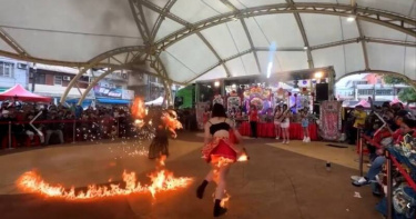 桃園信仰生活節4月4日火舞表演發生意外，女舞者滑倒後遭燒傷，送醫評估後無大礙。（圖／翻攝自臉書爆料公社）