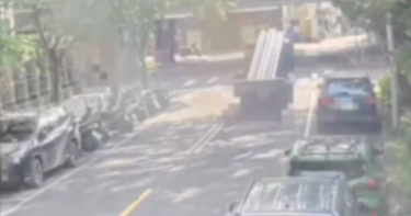 北市南港區成功路一段9日發生一起死亡車禍事故。（圖／翻攝畫面）