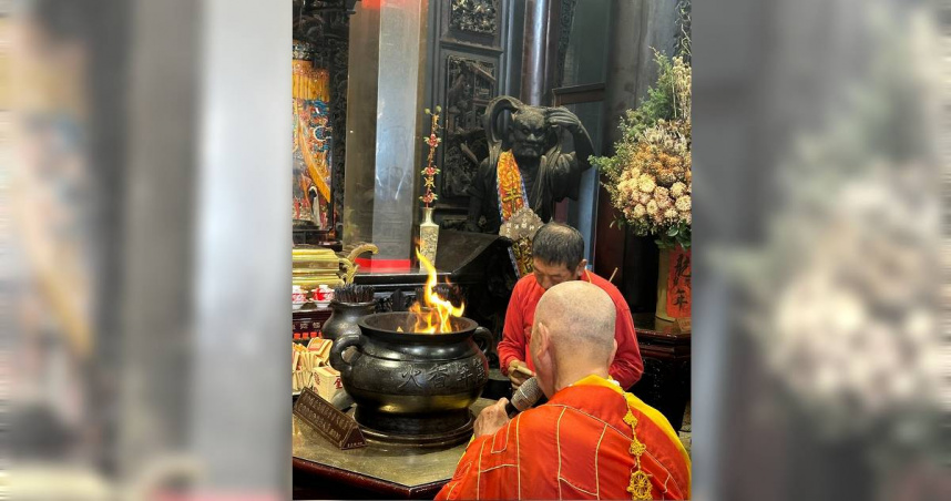 法師以火勺舀引三勺「萬年香火爐」中聖火至白沙屯拱天宮的火缸中，隨後將火缸放入「香擔」內，貼上封條，交由白沙屯拱天宮香擔組的人員護送回宮，象徵將媽祖的靈力帶回白沙屯拱天宮。（圖／楊登嵙提供）