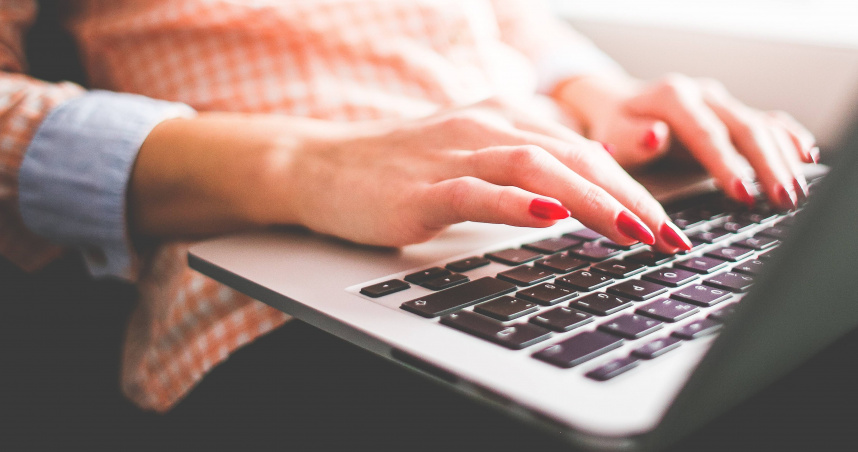 副業需求升溫，《富比世》指出約37%上班族擁有副業，寫作成熱門選項之一。（示意圖／Pixabay）