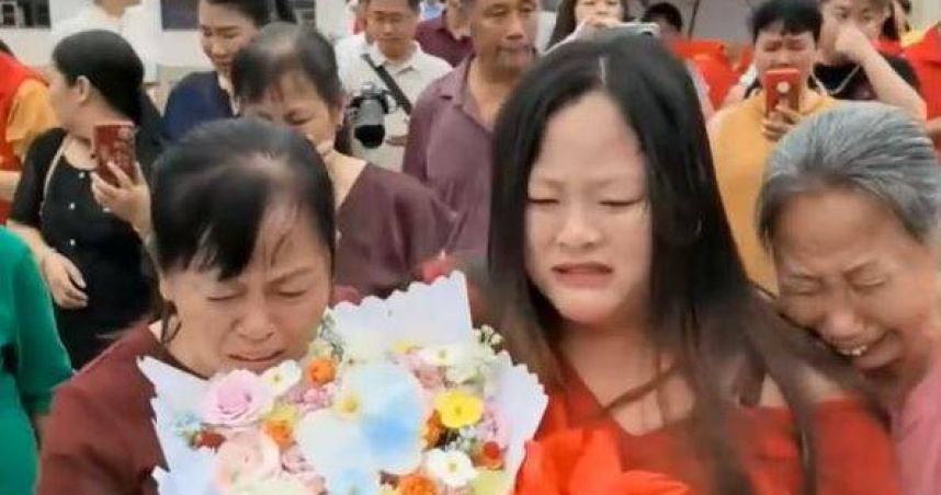 大陸廣東省揭陽市近日舉行一場感人認親儀式，失蹤長達22年的女子劉秀紅終於與親生父母團聚。（圖／翻攝自微博）