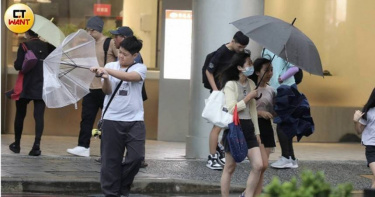 北北基桃宣布12日恢復正常上班上課，民眾外出仍須留意颱風殘餘風雨及交通狀況。（圖／劉耿豪攝）