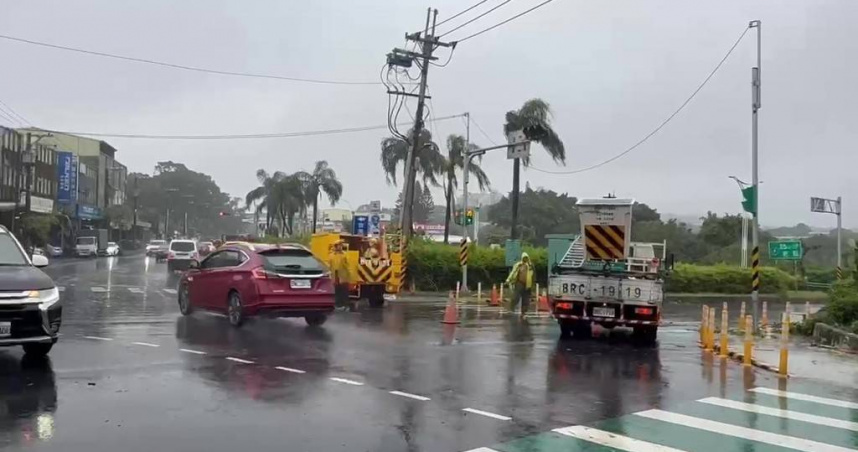恐怖龍捲風突襲淡水！變壓器爆火光　路樹倒塌駕駛眼前瞬間全白