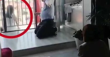 怨父母偏心!10歲小妹妹「坐8樓腳懸空」以死相逼 媽下跪哭求:我會改