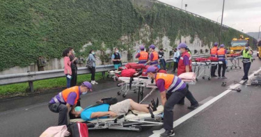 大雨惹禍 國光客運追撞聯結車8人送醫