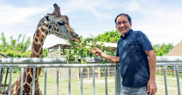 吳寶春連假衝動物園 民眾不管動物了...全盯著他看