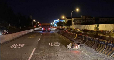 女大生騎車自撞護欄倒地 又遭曳引車輾過爆頭慘死