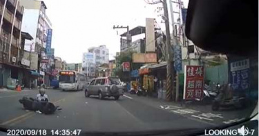 三寶休旅車雙黃線180度急轉 騎士被撞倒幸無礙