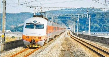 噁男搭車一手插向女大生屁股!她急通報…下車前順利逮人