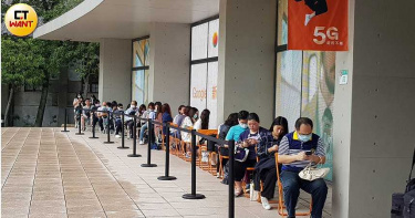 搶買Pixel 5 電信門市出現排隊人潮