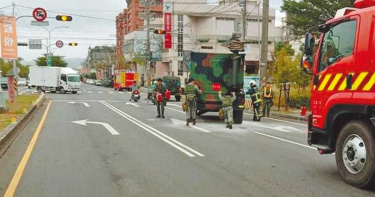 軍方悍馬車路邊冒煙 疑引擎短路造成