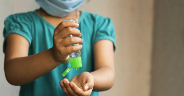 6歲女童玩乾洗手液 朋友點燃打火機燒傷她半張臉、每天穿壓力衣23小時