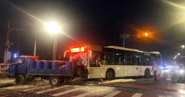 台中霧峰公車撞小貨車 豆渣滿地!受傷駕駛怨清晨遇劫「太衰」