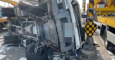台南砂石車搶快闖紅燈 撞翻小貨車駕駛受困被救出