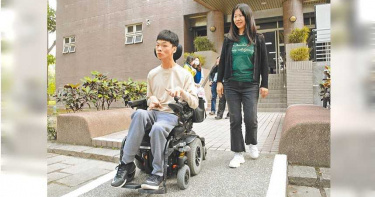 母愛伴讀!身障生終能一圓大學夢