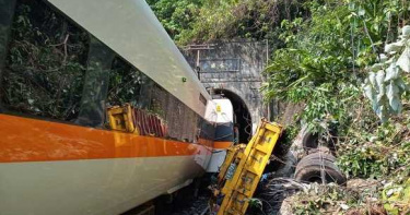 太魯閣號遭工程車撞出軌1命危2傷 列車卡隧道乘客摸黑逃生