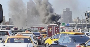 快訊/三重中興橋2車衝撞翻覆 當場爆炸駕駛遭燒死