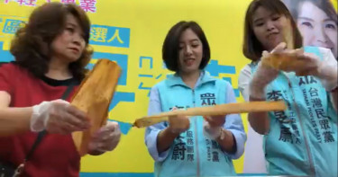 余天、李旻蔚同在三重市場拜票隔空尬場。（圖／取自李旻蔚臉書粉專）