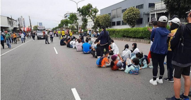 大甲媽祖鑾轎30日從清水朝興宮起駕,大批信眾從媽祖鑾轎起駕就在行經路線等待鑽轎,隊伍綿延4公里多,甚至有信眾從昨晚就開始等候。(圖/報系資料照)