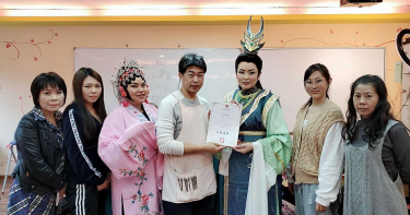 崇右影藝科大與蘭陽影劇團結盟 歌仔戲名師陳振旺到校指導梳妝