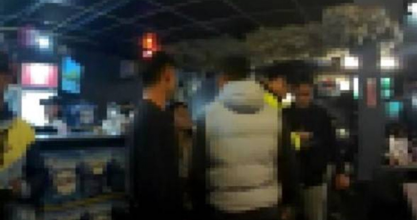 台中1間餐酒館發生鬥毆衝突，2派人馬拉扯互打造成1人受傷，後續全被警方帶回偵辦。（圖／翻攝畫面）