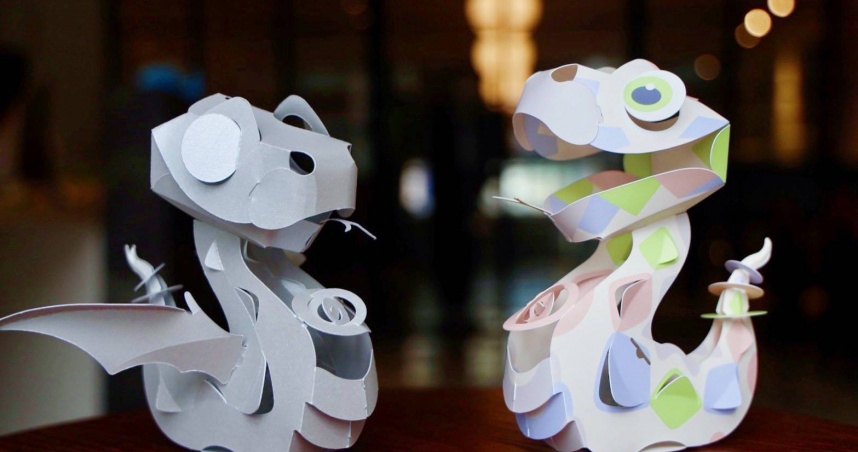 小龍報喜金蛇年，竹北市公所揭露兩款蛇年新的提燈造型，左為「銀翼之蛇」，右為「遙光彩蛇」。（圖／翻攝自竹北市公所媒體群組）