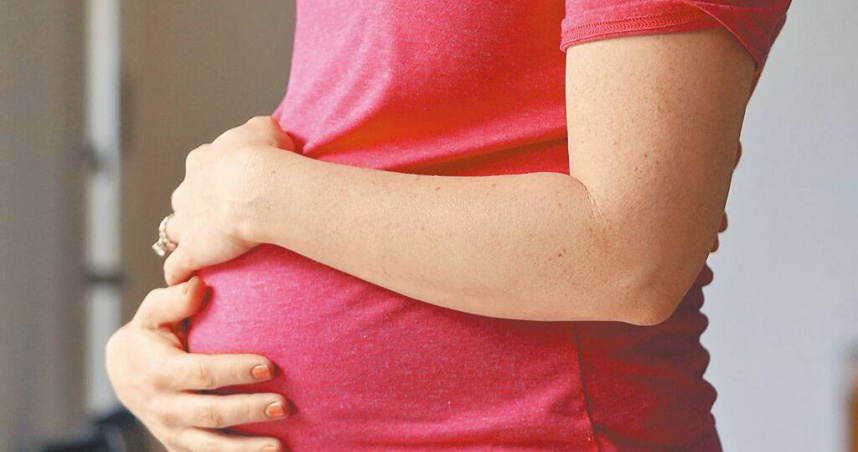 美國總統川普簽署行政命令限制在美出生者的公民權，被認為違反美國《憲法》第14條修正案。（圖／美聯社）