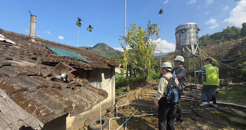 土木技師公會到大埔鑑定震災民宅屋頂狀況。（圖／黃敏修提供）