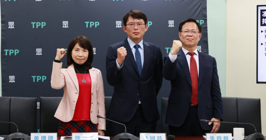 民眾黨新會期黨團總召黃國昌（中）、副總召張啓楷（右）、幹事長陳昭姿（左）合影。（圖／翻攝自民眾黨立院黨團媒體群組）