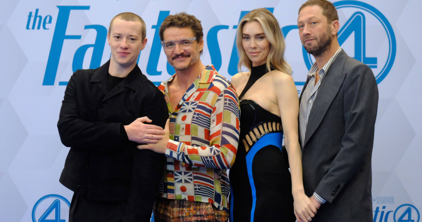 漫威影業《驚奇4超人：第一步》主角（左）喬瑟夫昆恩、佩德羅帕斯卡、凡妮莎寇比及艾邦摩斯貝克許出席預告首播典禮。（圖／漫威影業提供）