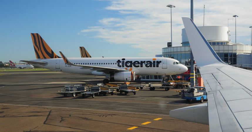 台灣虎航一架台北飛往大阪的班機，有位男乘客在機上抽菸觸發警報。圖僅示意，與當事航班無關。（圖／達志／美聯社）