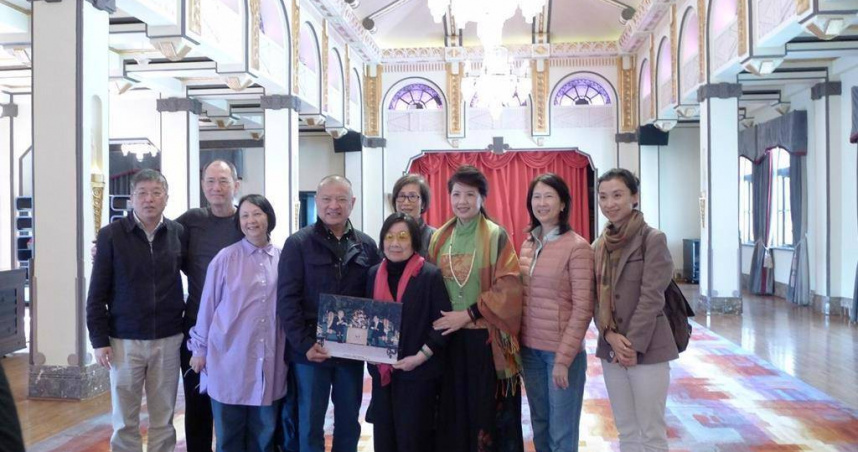 2016年辜汪兩家人在大陸上海和平飯店回顧往事。（圖／汪致重提供）