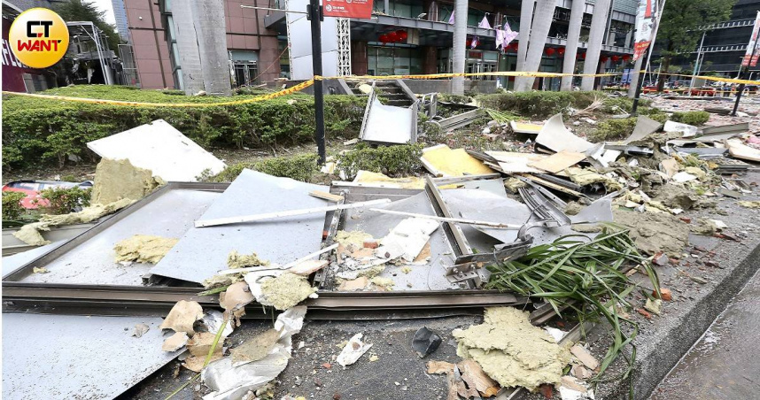 台中市新光三越百貨今天（13日）上午發生嚴重氣爆事件，截至目前為止已造成4死26人受傷。（圖／黃耀徵攝）