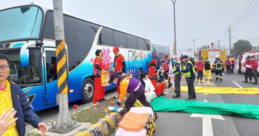 嘉義2遊覽車路口追撞近20人傷消防緊急救援。（圖／翻攝記者爆料網畫面）