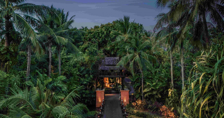蘇梅島波普安納塔拉度假酒店綠意盎然的入口也是《白蓮花大飯店》第三季取景地之一。（圖／安納塔拉提供）