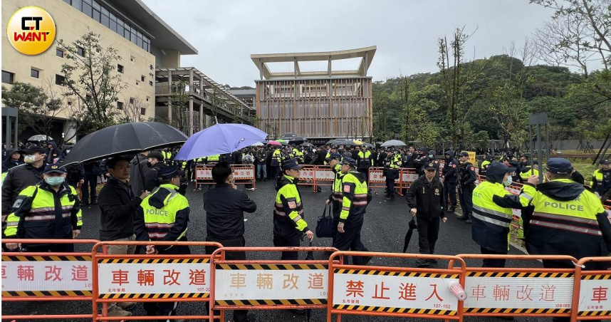 竹聯幫幫主么么於6日舉辦告別式，警方為維護治安，動員400名警力至現場疏導交通，並針對可疑人、車進行盤查。（圖／劉耿豪攝）