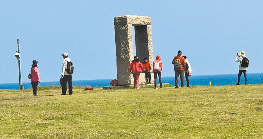 有民眾最近到潮境公園拍婚紗，卻有園區工作人員表示要收取6000元的場地費，令民眾質疑開放空間收費實在不合理也太貴。（圖／張志康攝）