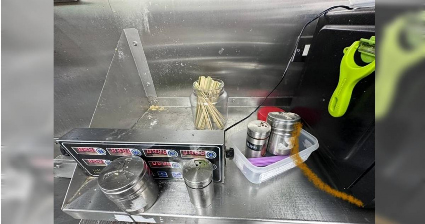 知名連鎖韓式料理「涓豆腐」台北大直美麗華店遭民眾投訴用餐時發現天花板有老鼠出沒，衛生局前往稽查，查獲食品作業區枱面上方不潔。（圖／台北市衛生局提供／中國時報謝佳君台北傳真）