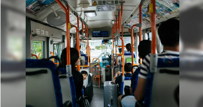 日本東京2輛觀光巴士，在中央高速公路小佛隧道附近發生追撞。（示意圖／Pixabay）