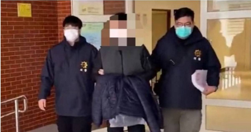 花蓮男在巷弄交易毒品遭警鎖定，住家被攻堅當場人贓俱獲，依毒品、槍砲罪嫌送辦。（圖／翻攝畫面）