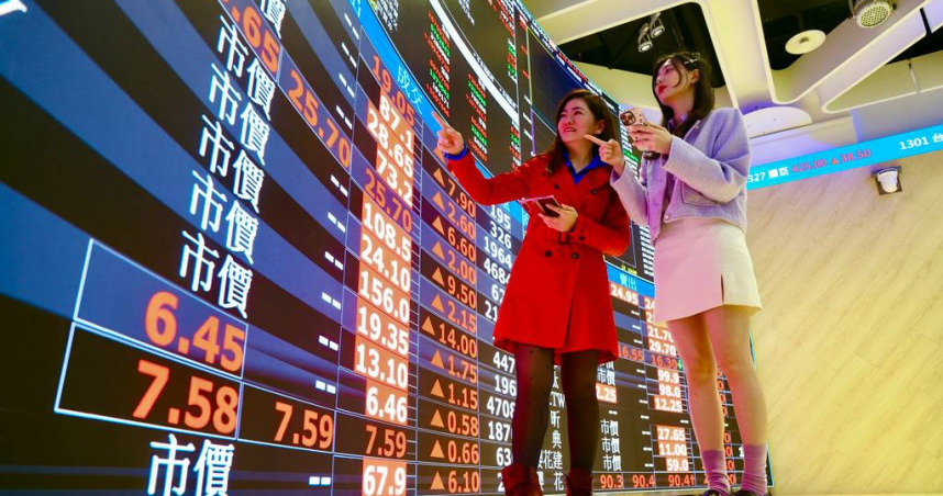 美股強勢帶動台指期上揚，台北股市今（10）日開盤大漲864點，盤中漲逾1500點。（圖／中國時報記者鄧博仁攝）