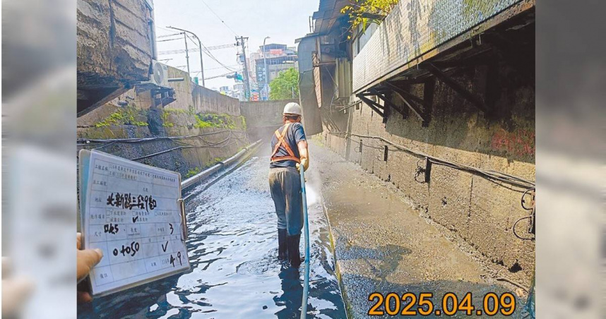 新北市新店區民族路至北新路三段間的瑠公圳沿線汙水排放嚴重，河床髒汙不堪，黏著汙漬與青苔，經常飄出惡臭。新店區公所於4月9日已派工清潔，以維護環境清潔。（圖／新店區公所提供／ 中國時報高鈞麟新北傳真）