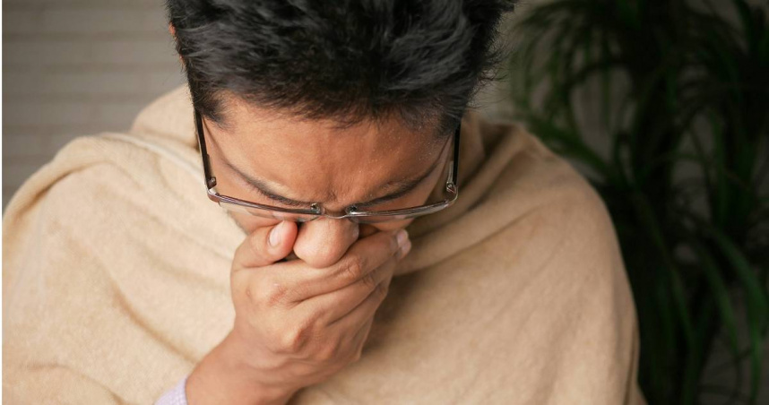 中國浙江一名男子，此前因不明原因咳嗽超過2年，看遍中、西醫都無法根治，讓他擔心自己是否罹患了肺癌。誰知當他下定決心去大醫院檢查，經過檢查才發現惱人的真相。（示意圖／翻攝unsplash）