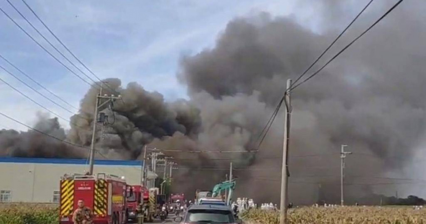 台南食品工廠驚傳火警，油鍋起火濃煙狂竄。（圖／翻攝畫面）