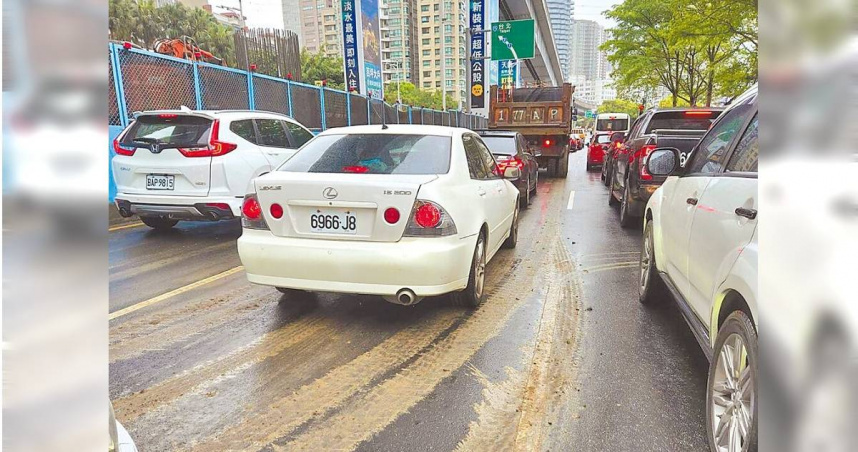 新北市淡北道路施工廠商車輛未清理，造成土石散落一地。（圖／議員鄭宇恩提供）