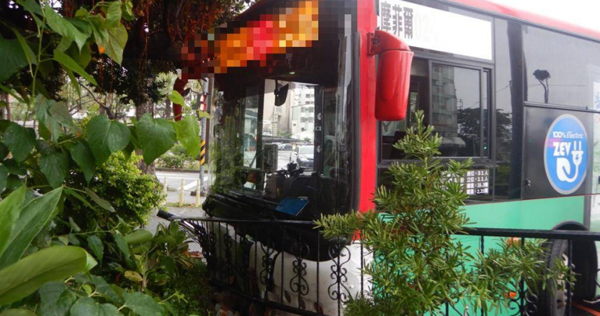 客運撞上圍牆後停下來。（圖／民眾提供）