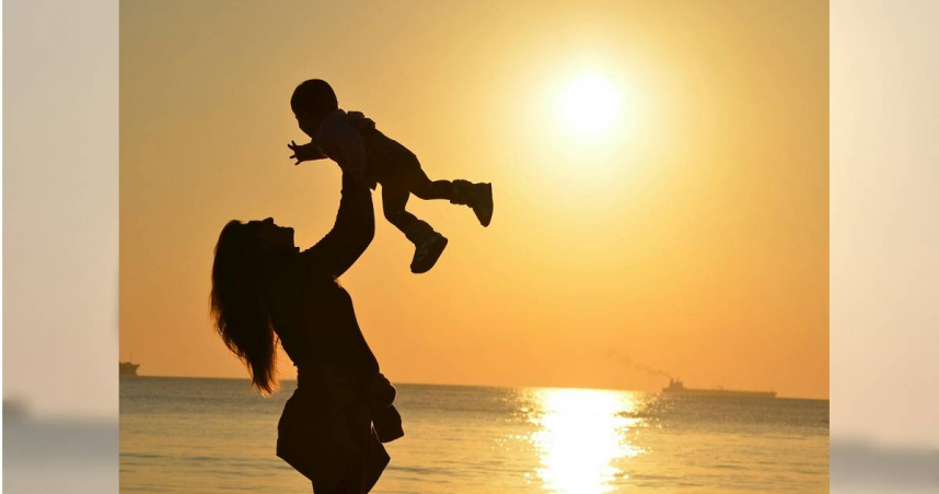 本周日是一年一度的母親節，中醫師推薦，民眾可藉由按摩穴位或製作茶飲犒賞母親的辛勞。（示意圖／Pixabay）